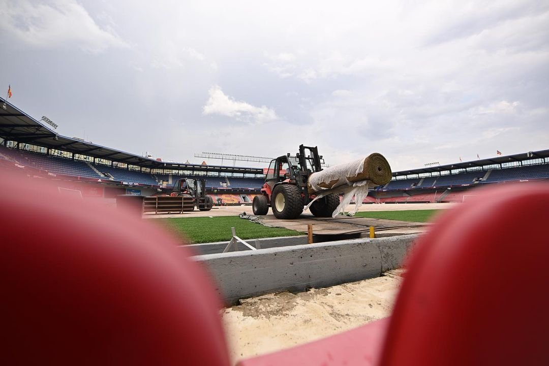 ? Na Letné se dnes pokládá nový trávník ?

? Premiéra ho čeká už 21. července, kdy ?? ?????? přijede norský Viking ? #acsparta